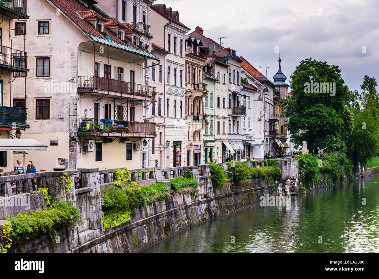 Vecchie case sul fiume Ljubljanica anteriore, città vecchia, Lubiana, Slovenia, Europa Foto Stock