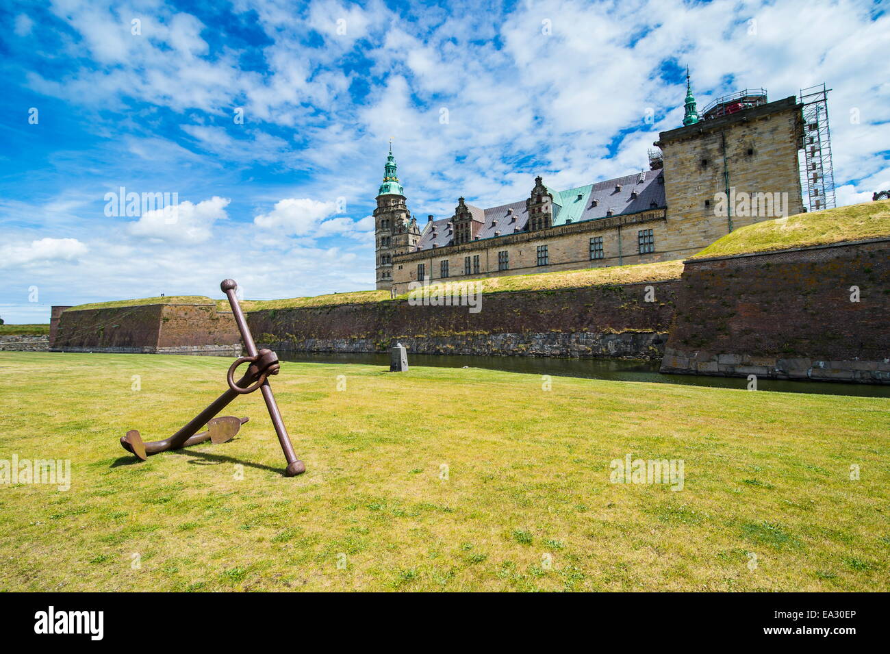 Enorme vecchio elemento di ancoraggio nella parte anteriore del rinascimento Kronborg Castle, Sito Patrimonio Mondiale dell'UNESCO, Helsingor, Danimarca, Scandinavia, Europa Foto Stock