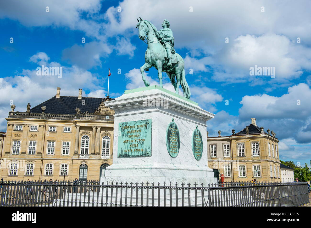 Statua di Federico V, Amalienborg, home inverno della famiglia reale danese di Copenaghen, Danimarca e Scandinavia Foto Stock