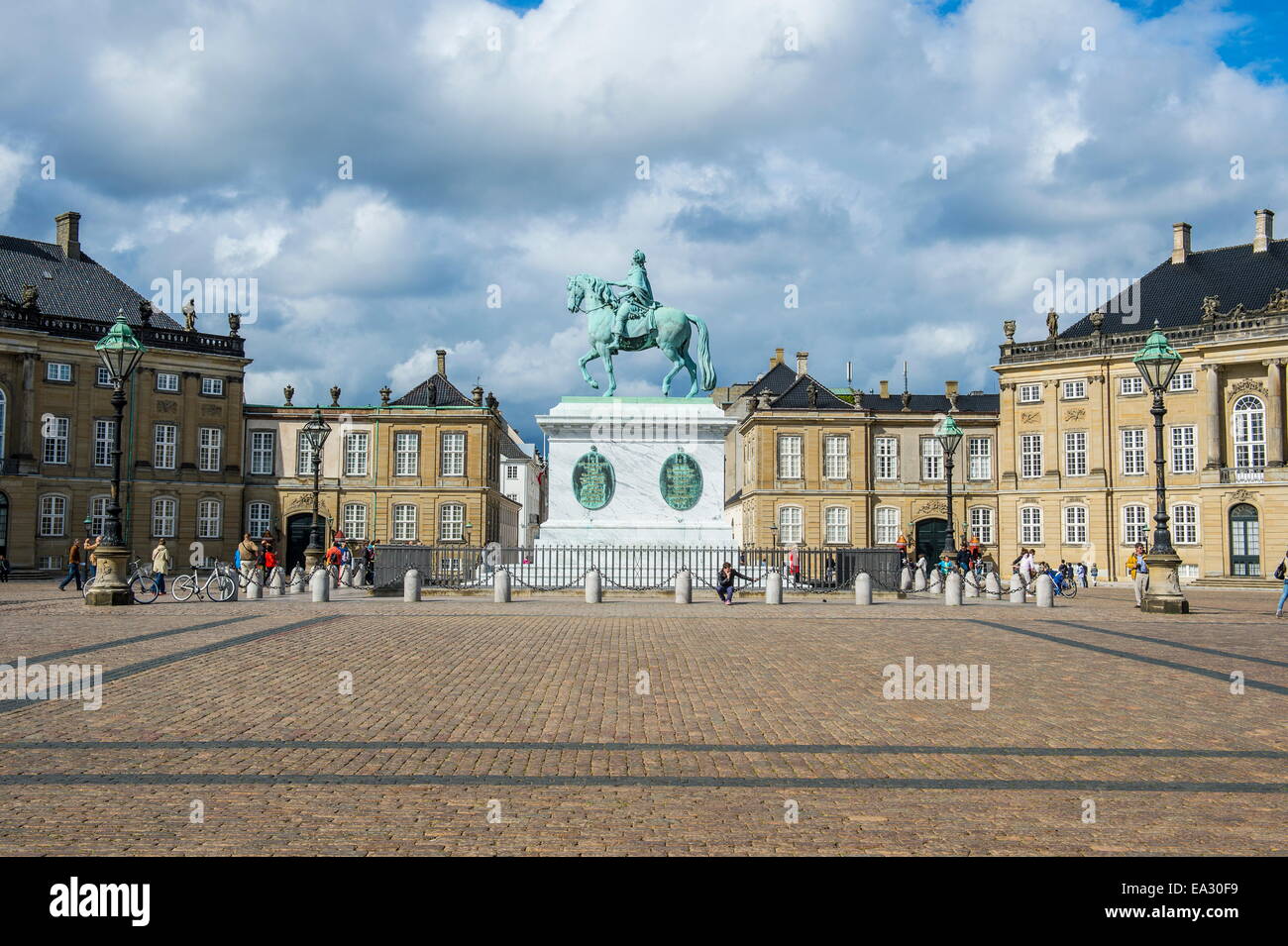 Statua di Federico V, Amalienborg, home inverno della famiglia reale danese di Copenaghen, Danimarca e Scandinavia Foto Stock