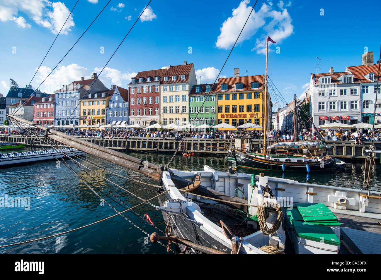 Barche da pesca in Nyhavn, xvii secolo waterfront, Copenhagen, Danimarca, in Scandinavia, Europa Foto Stock