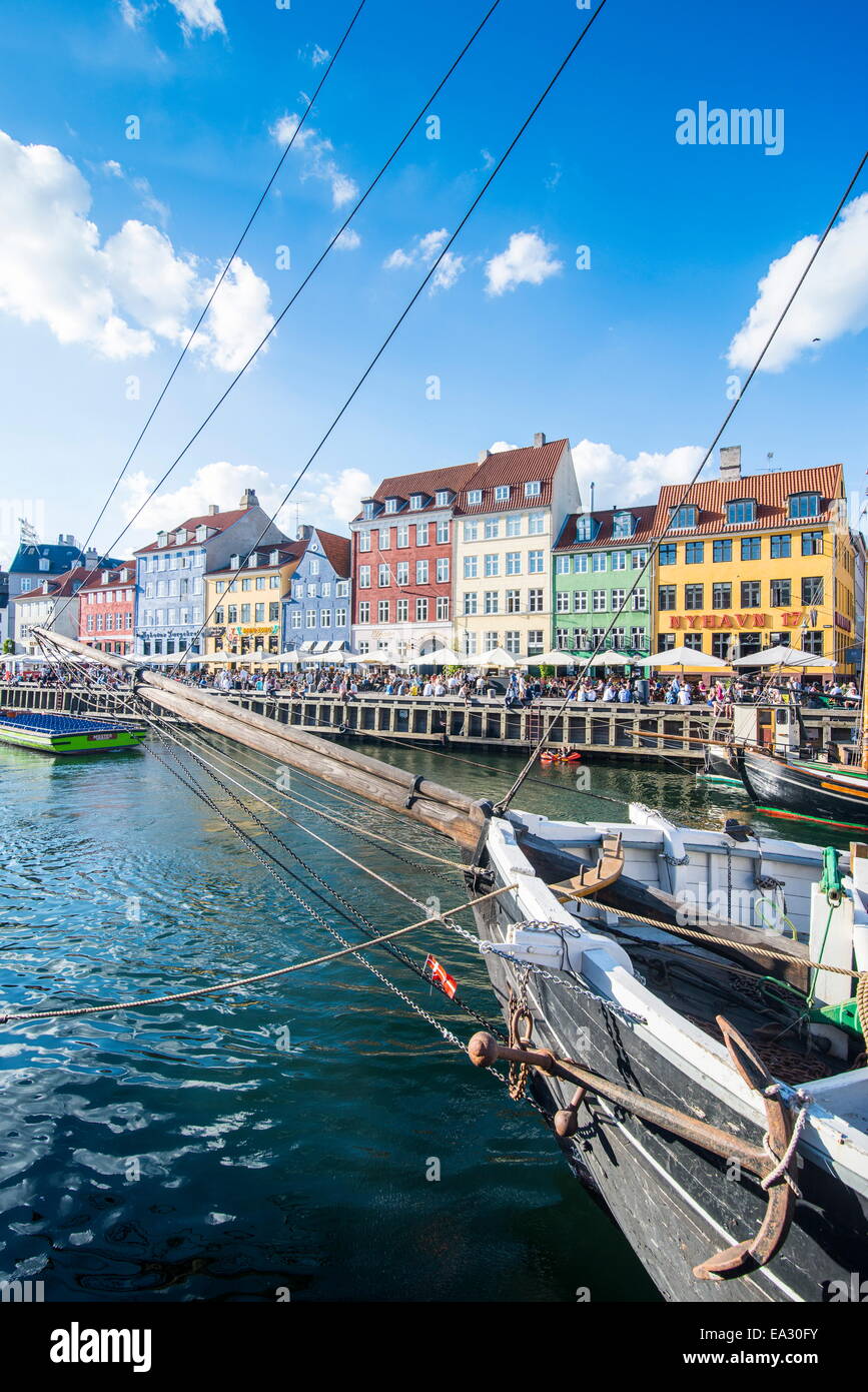 Barche da pesca in Nyhavn, xvii secolo waterfront, Copenhagen, Danimarca, in Scandinavia, Europa Foto Stock