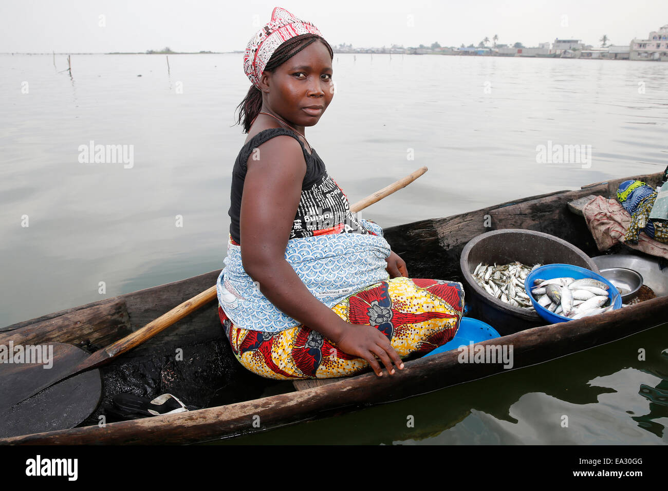 Venditore di pesce sulla barca, Ayimlonfide-Ladji, Cotonou, Benin, Africa occidentale, Africa Foto Stock