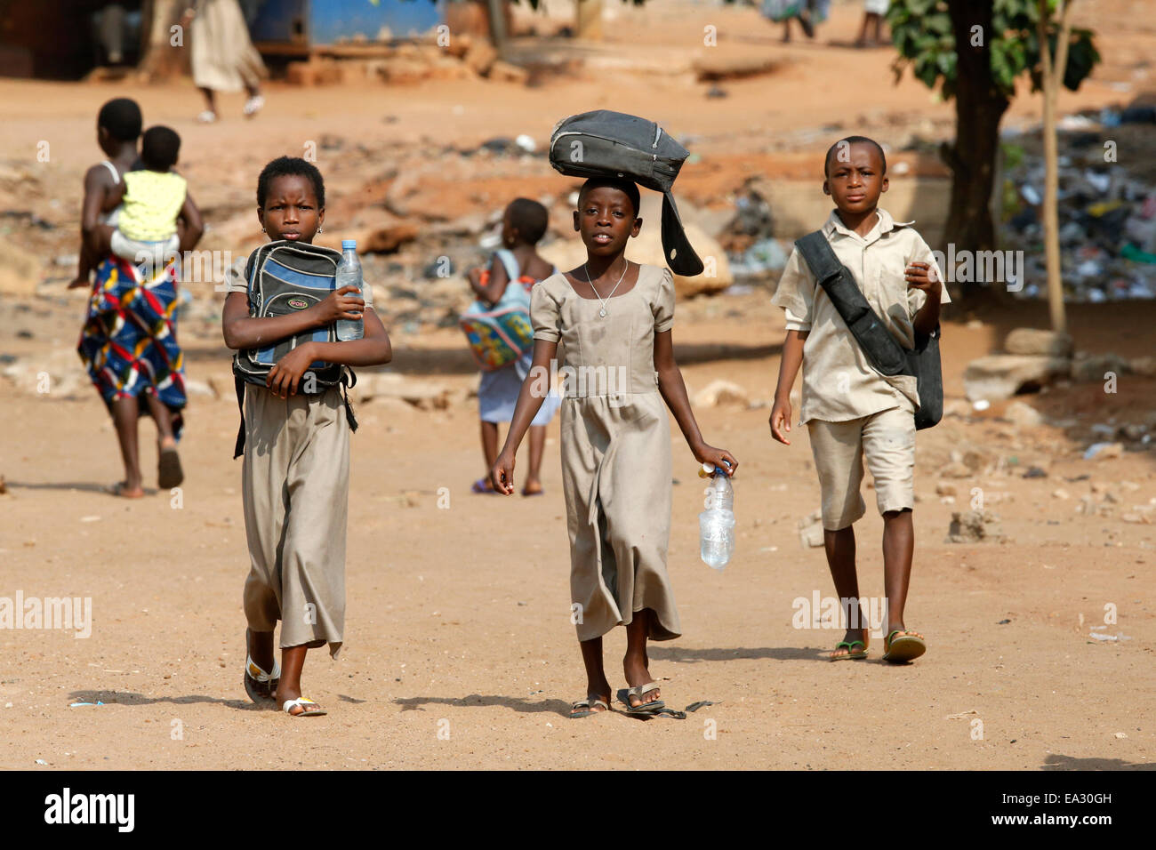 Gli alunni sul loro modo a scuola a Lomé, Togo, Africa occidentale, Africa Foto Stock