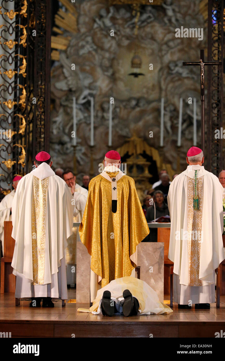 Inginocchiarsi, Litanie dei Santi, l ordinazione episcopale, la cattedrale di Amiens, Somme, Francia, Europa Foto Stock