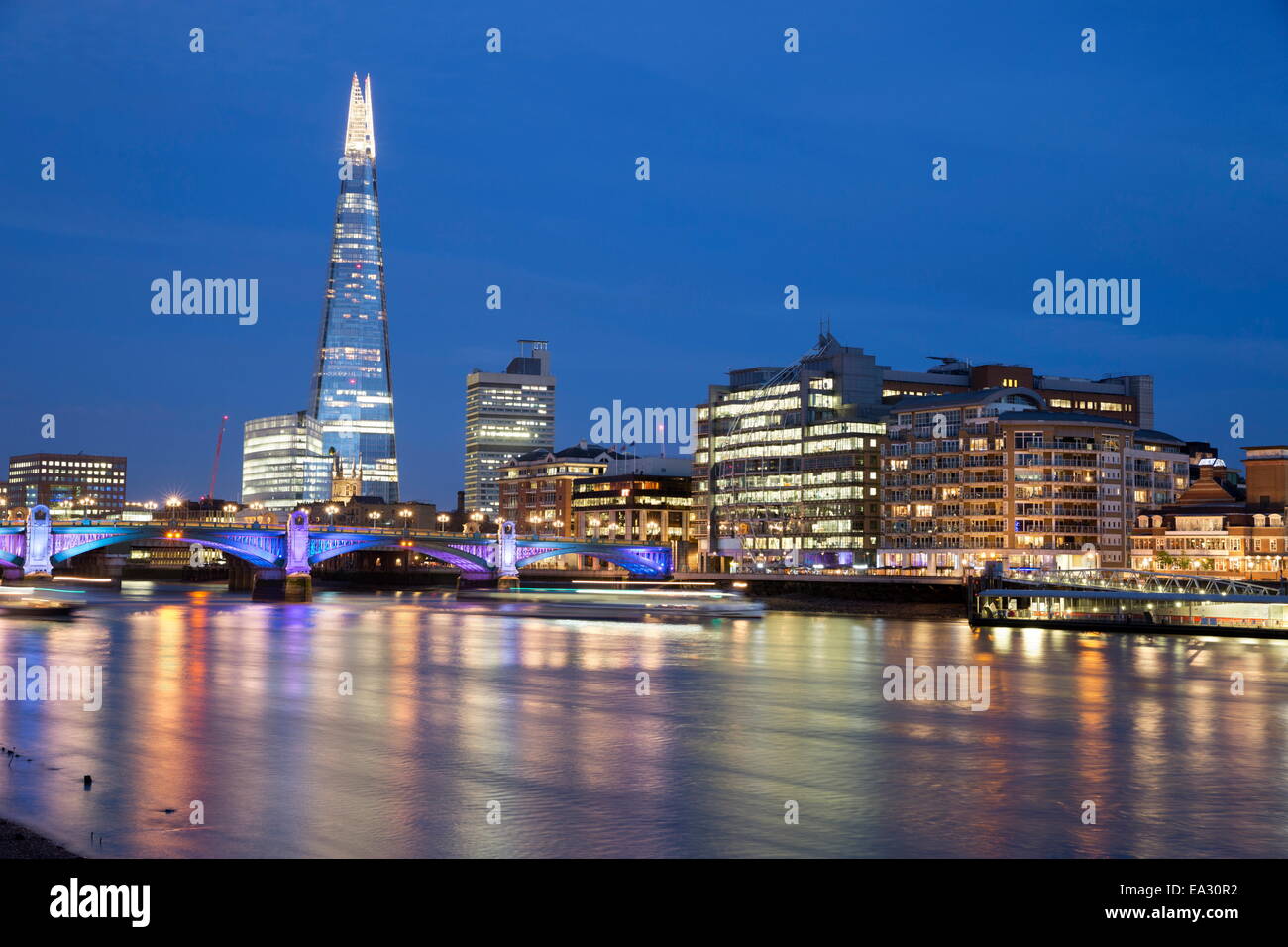 Vista sul Fiume Tamigi con la Shard, London, England, Regno Unito, Europa Foto Stock
