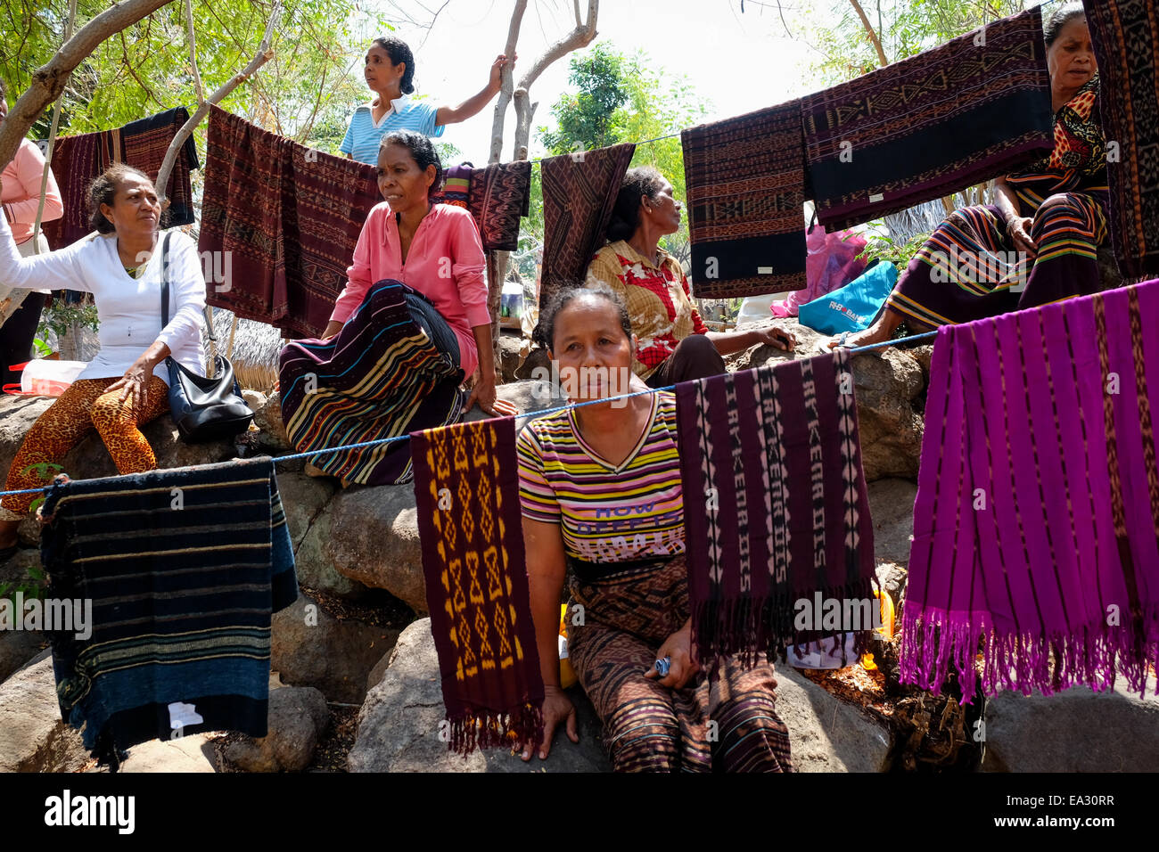 Donne che espongono tessuti fatti a mano durante un evento culturale nel villaggio di Lamagute, Isola di Lembata, Indonesia. Foto Stock