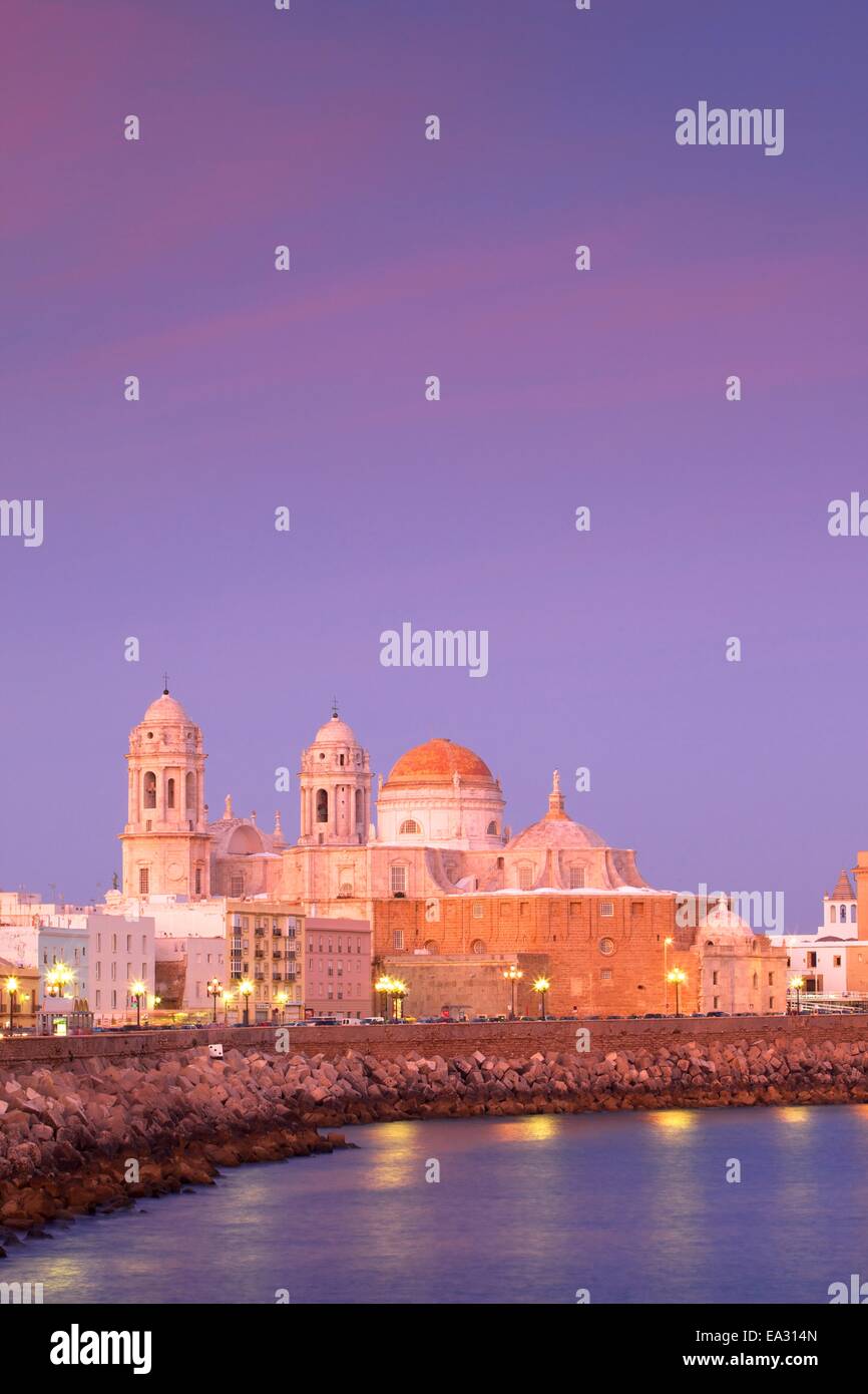 Chiesa di Santa Cruz e dalla cattedrale di Cadice, la provincia di Cadiz Cadice, Andalusia, Spagna, Europa Foto Stock