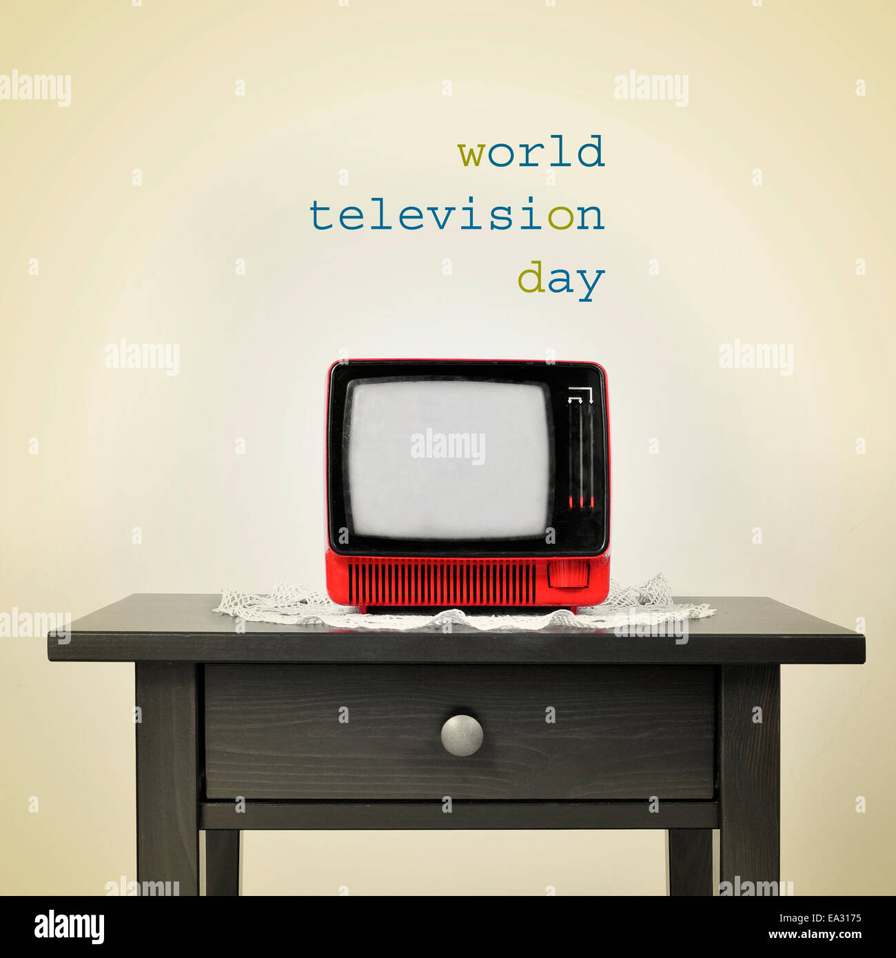 Un rosso antico televisione su una tabella e la frase world television giorno su un sfondo beige, con un effetto retrò Foto Stock