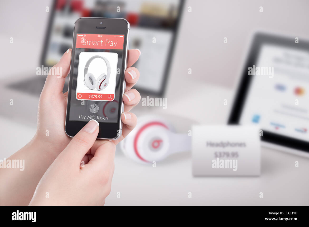 La donna è di acquistare le cuffie da black mobile smart phone con nfc smart pay applicazione sullo schermo. Acquisto di cuffie da f Foto Stock La donna è di acquistare le cuffie da black mobile smart phone con nfc smart pay applicazione sullo schermo. Acquisto di cuffie da f Foto Stock