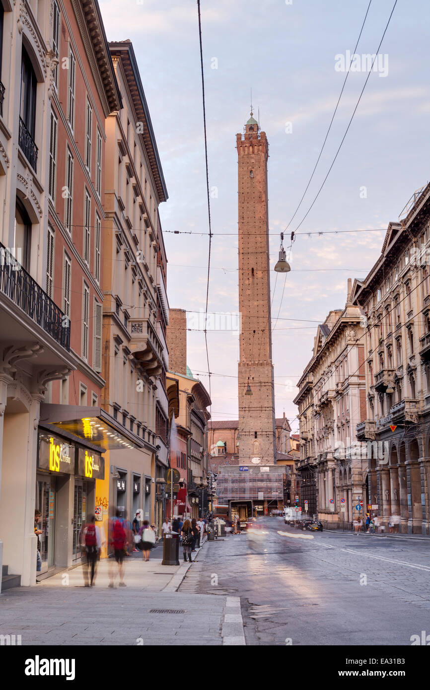 Asinelli e Garisenda towers in Bologna, Sito Patrimonio Mondiale dell'UNESCO, Emilia Romagna, Italia, Europa Foto Stock