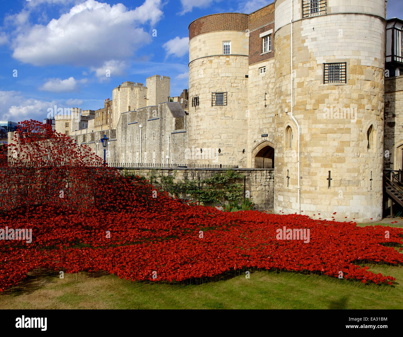 Il sangue spazzata di terre e mari di Red installazione presso la Torre di Londra, Tower of London, sito UNESCO, London, England, Regno Unito Foto Stock