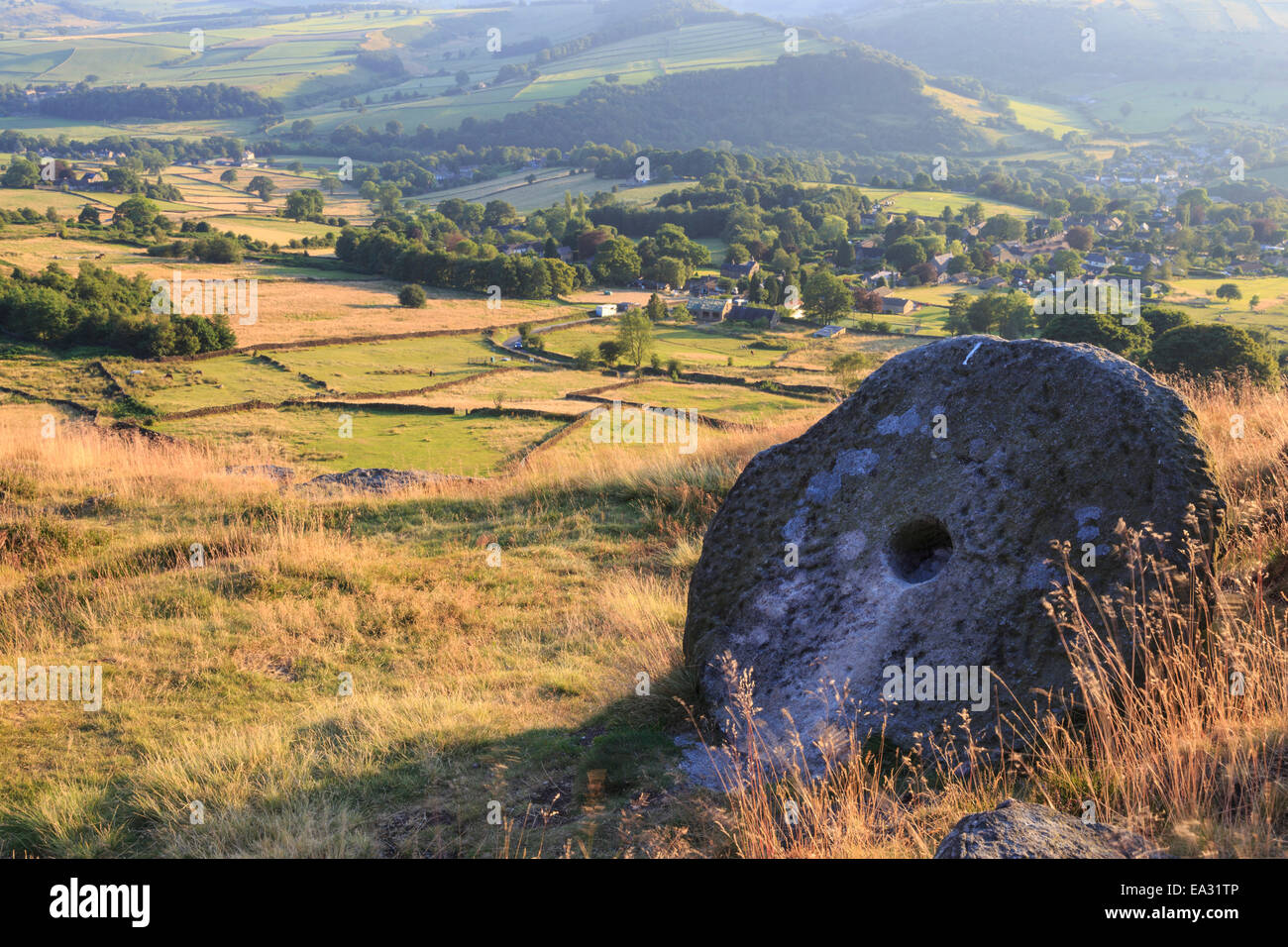 Macina e golden i campi sopra Curbar in estate, Curbar Edge, Parco Nazionale di Peak District, Derbyshire, England, Regno Unito Foto Stock