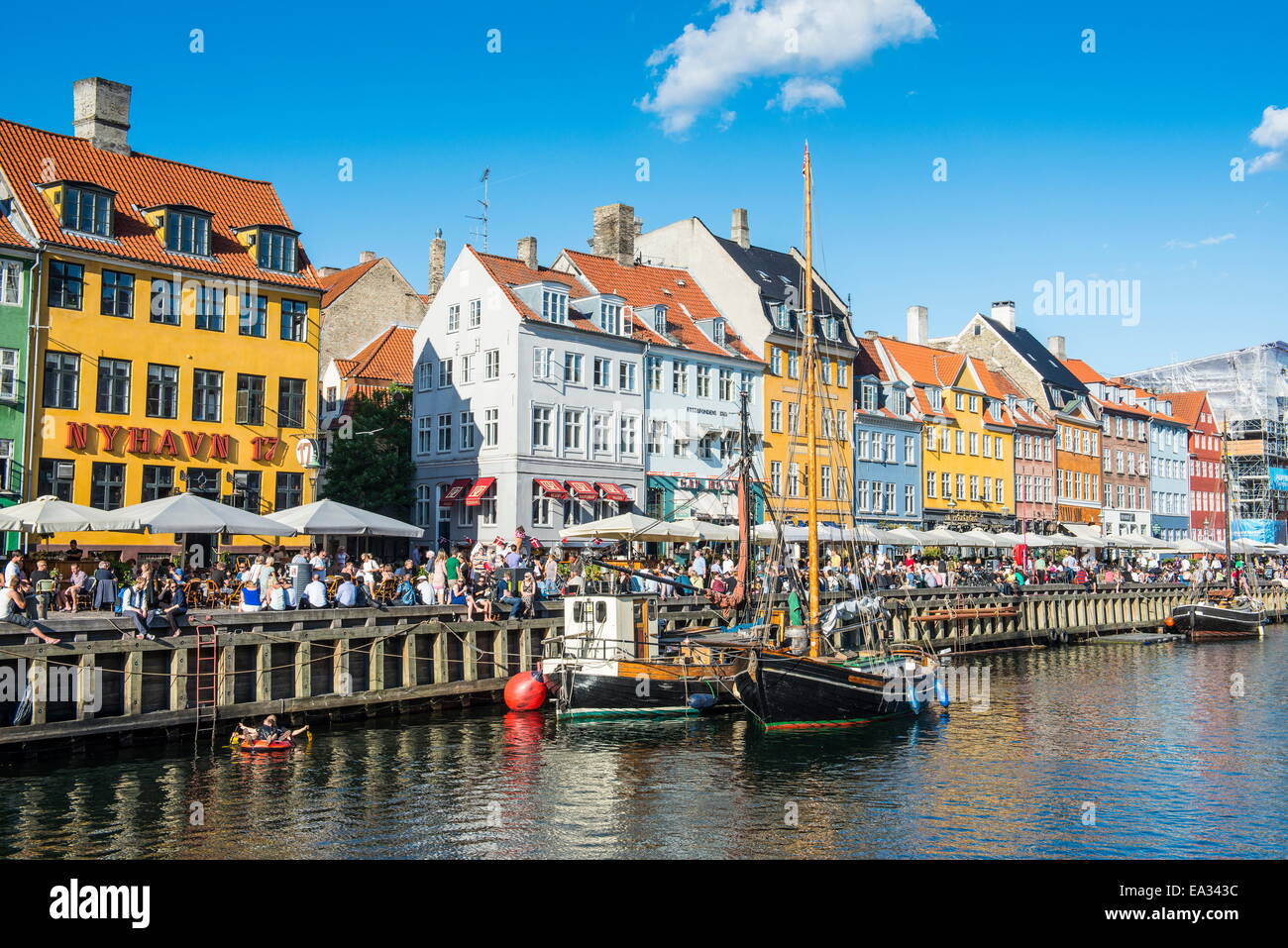 Barche da pesca in Nyhavn, xvii secolo waterfront, Copenhagen, Danimarca, in Scandinavia, Europa Foto Stock