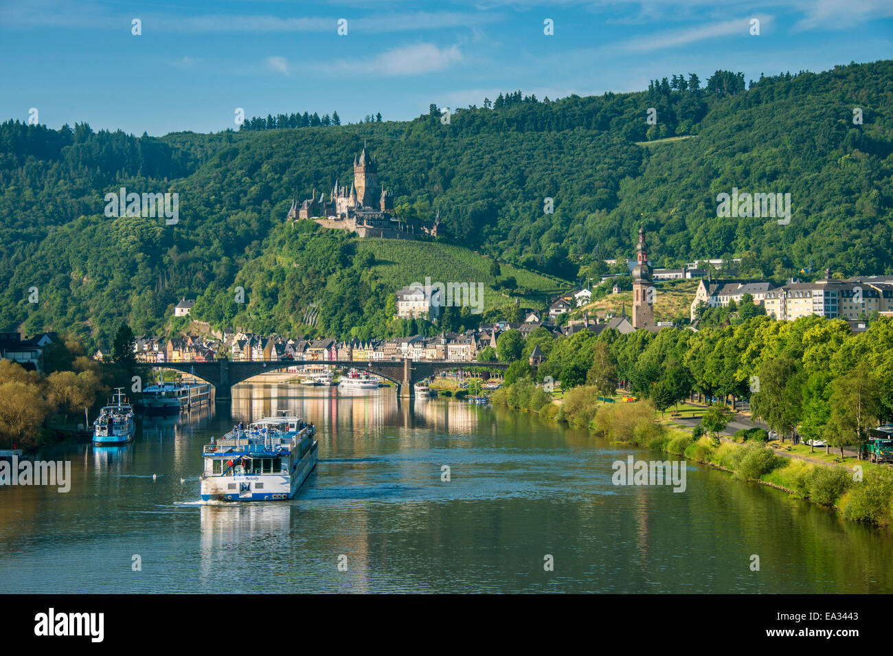 La nave di crociera passa il castello di Cochem, Cochem, Valle della Mosella, Renania-Palatinato, Germania, Europa Foto Stock
