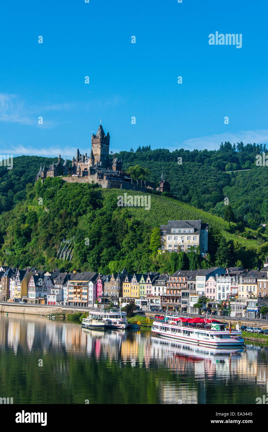 Vista su Cochem con il castello di Cochem in background, Valle della Mosella, Renania-Palatinato, Germania, Europa Foto Stock
