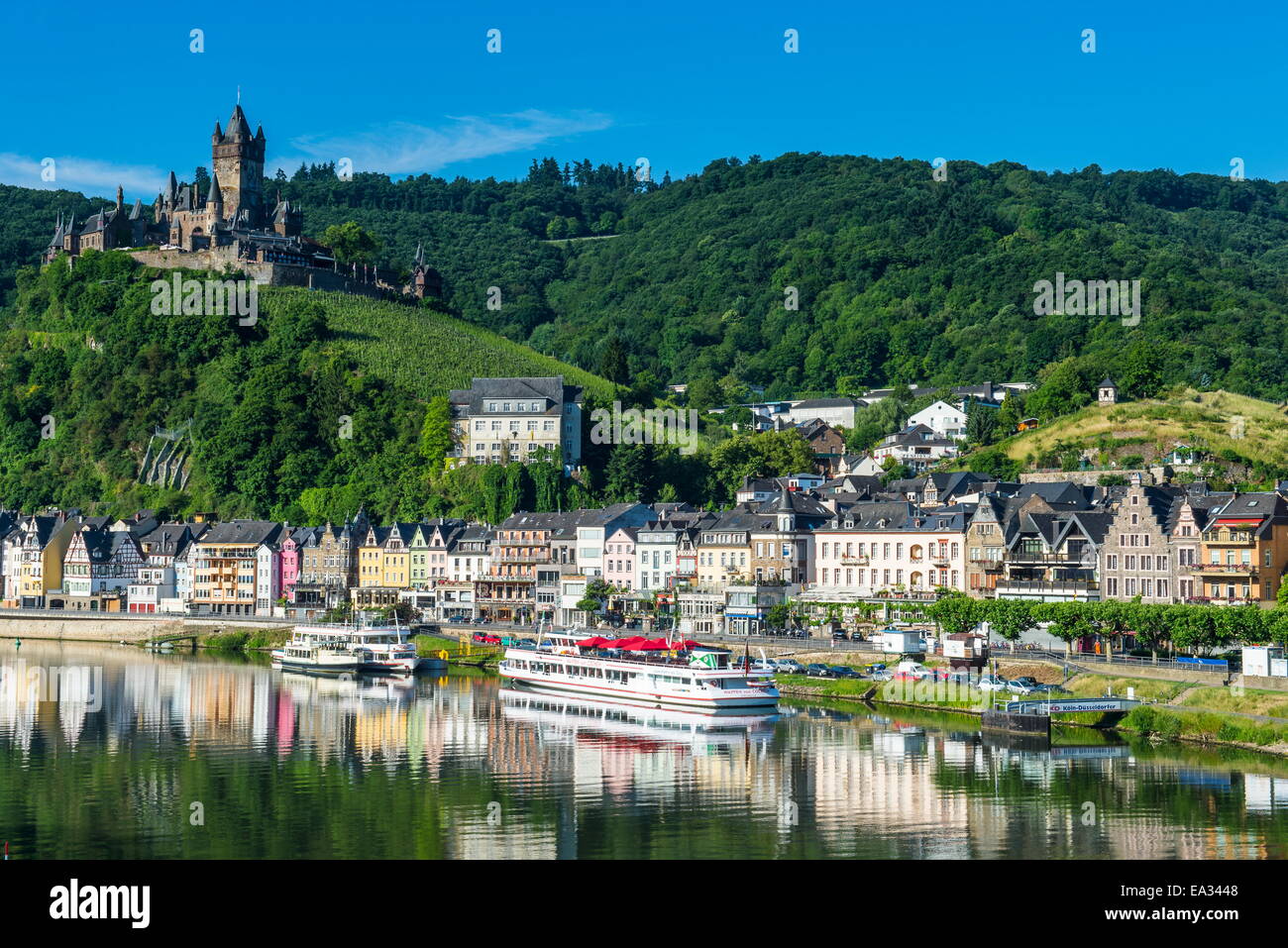 Vista su Cochem con il castello di Cochem in background, Valle della Mosella, Renania-Palatinato, Germania, Europa Foto Stock