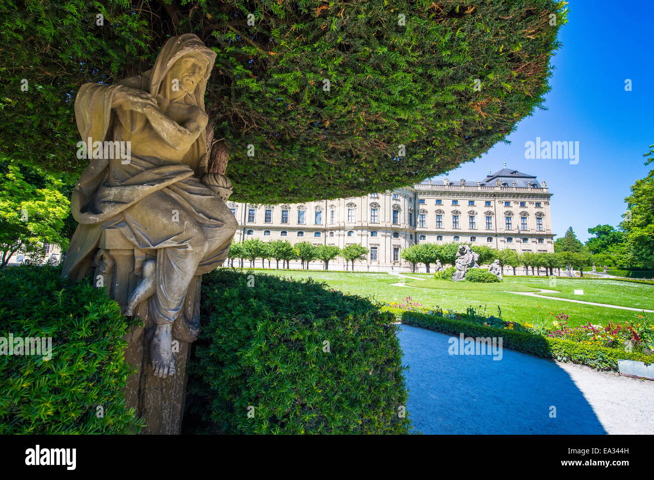 Statua sotto un albero nei giardini barocchi nella Residenza di Wrzburg, sito UNESCO, Wurzburg, Franconia, Baviera, Germania Foto Stock