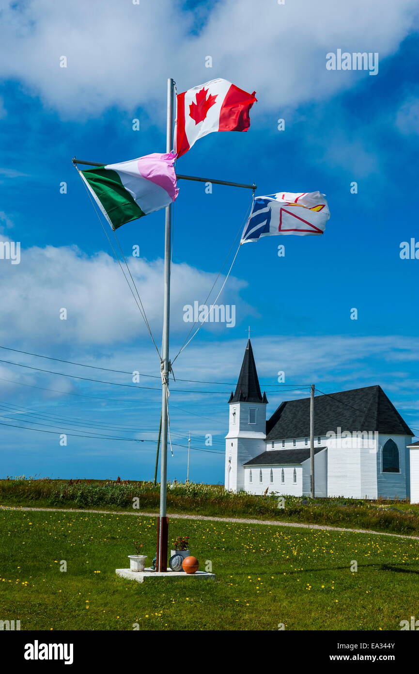 Bandiera in pole davanti a una chiesa in fiore Cove, Terranova, Canada, America del Nord Foto Stock