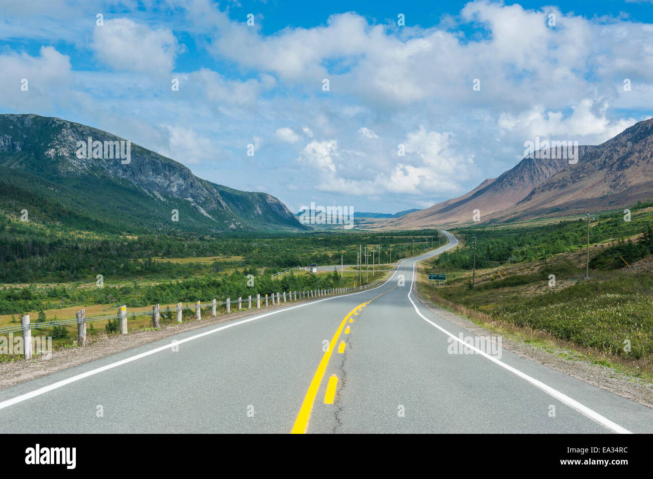 Dritto Bonne Bay Road sul braccio orientale del Parco Nazionale Gros Morne, sito UNESCO, Terranova, Canada, America del Nord Foto Stock