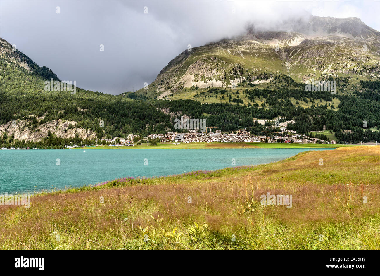 Paesaggio di Primavera al lago di Silvaplana, Engadina, Svizzera. | Silvaplaner vedere Fruehling im Engadin, Schweiz Foto Stock