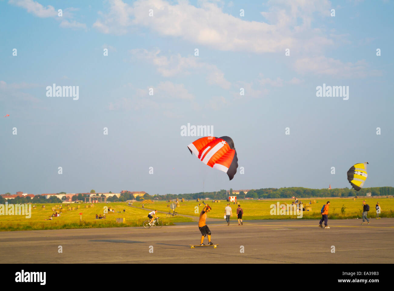 Kite pattinaggio, Tempelhof ex aeroporto, Berlino ovest, Germania Foto Stock