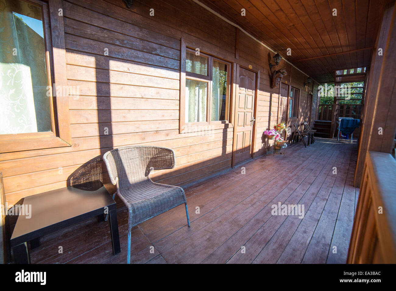 Veranda della casa in legno, Gudauta, Abcasia Foto Stock