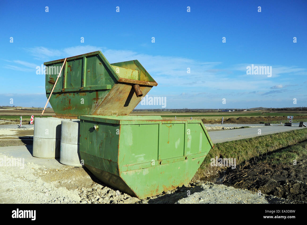 Pozzetti a una costruzione strada sito Foto Stock