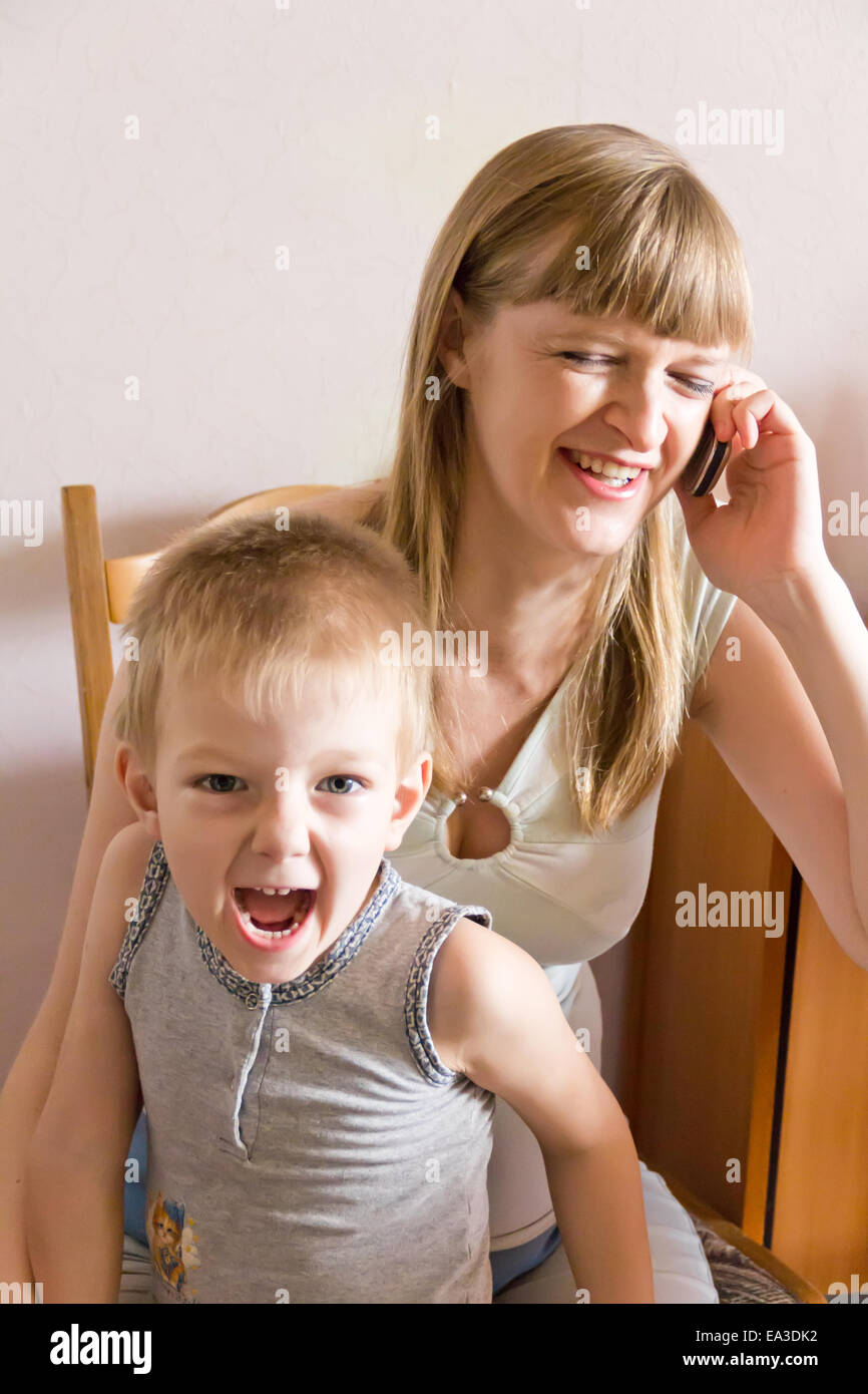 Parlando di madre e figlio arrabbiato Foto Stock