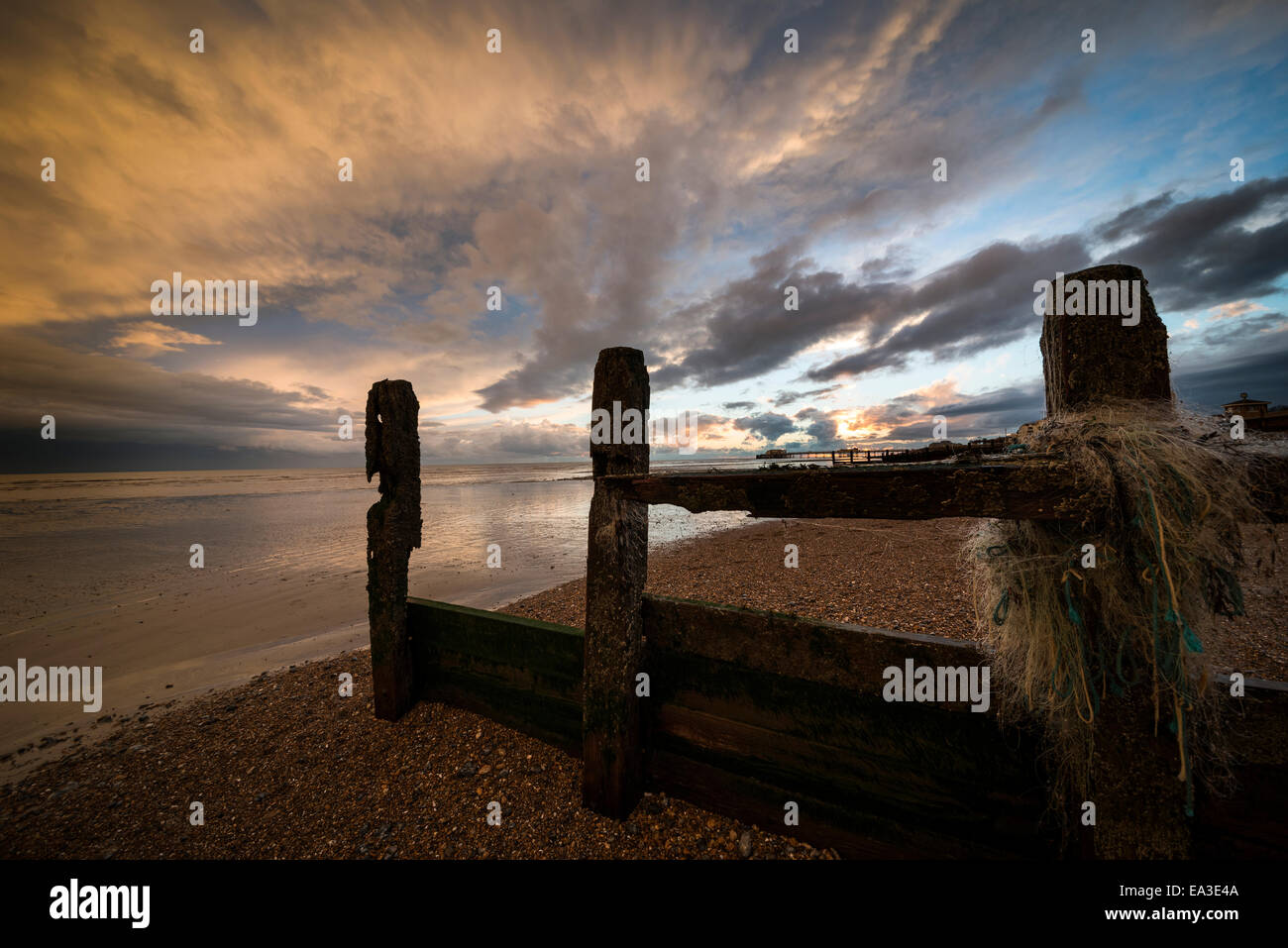 Awesome nuvole sopra Worthing Beach, West Sussex, Regno Unito Foto Stock