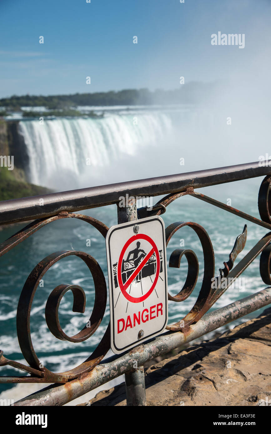 Un segno attenzione a non salire la ringhiera alle Cascate del Niagara in Canada. Foto Stock