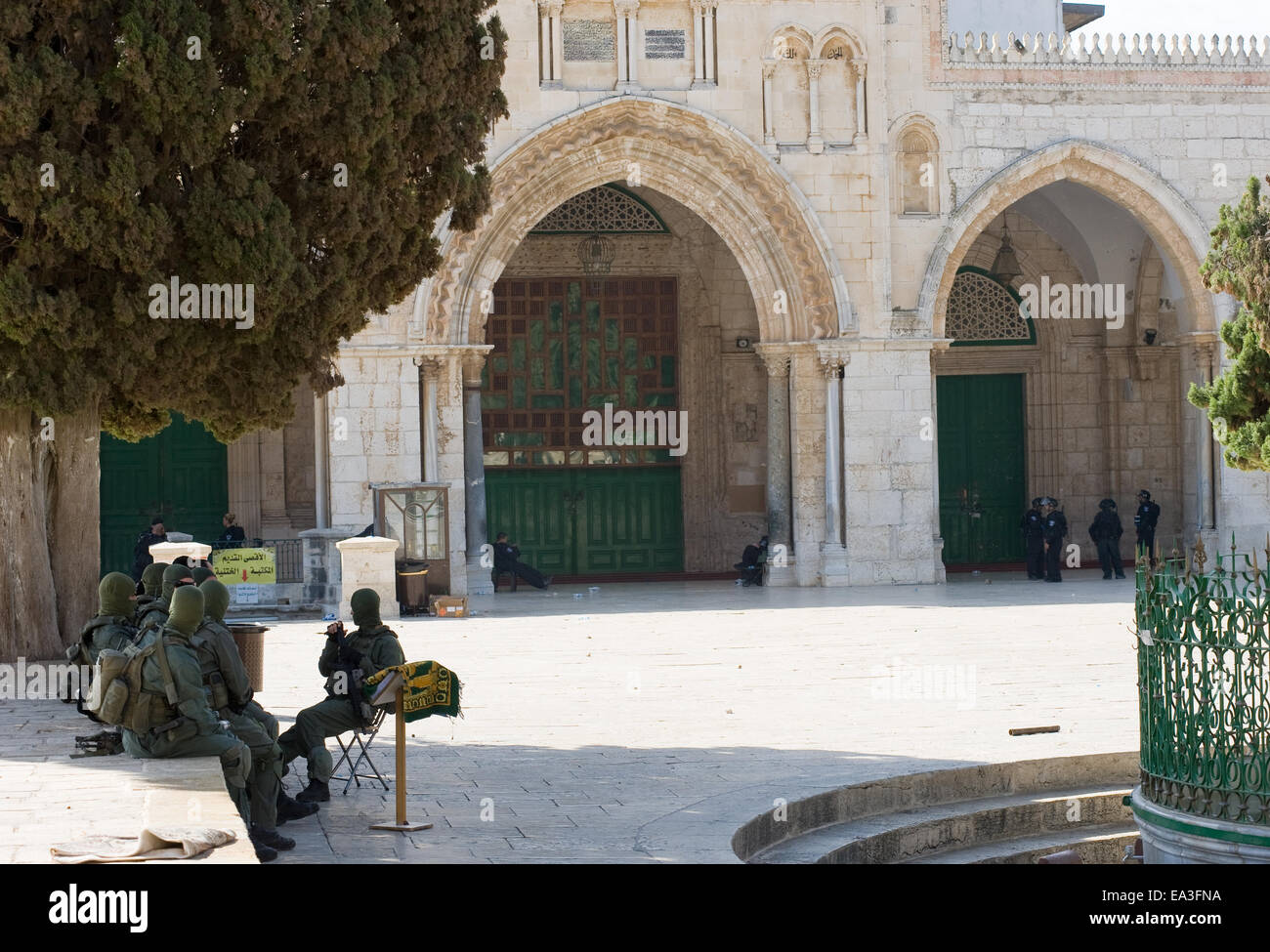 Militari israeliane di polizia di sicurezza di fronte all'entrata della al-Aqsa mosque sul tempio-square Foto Stock