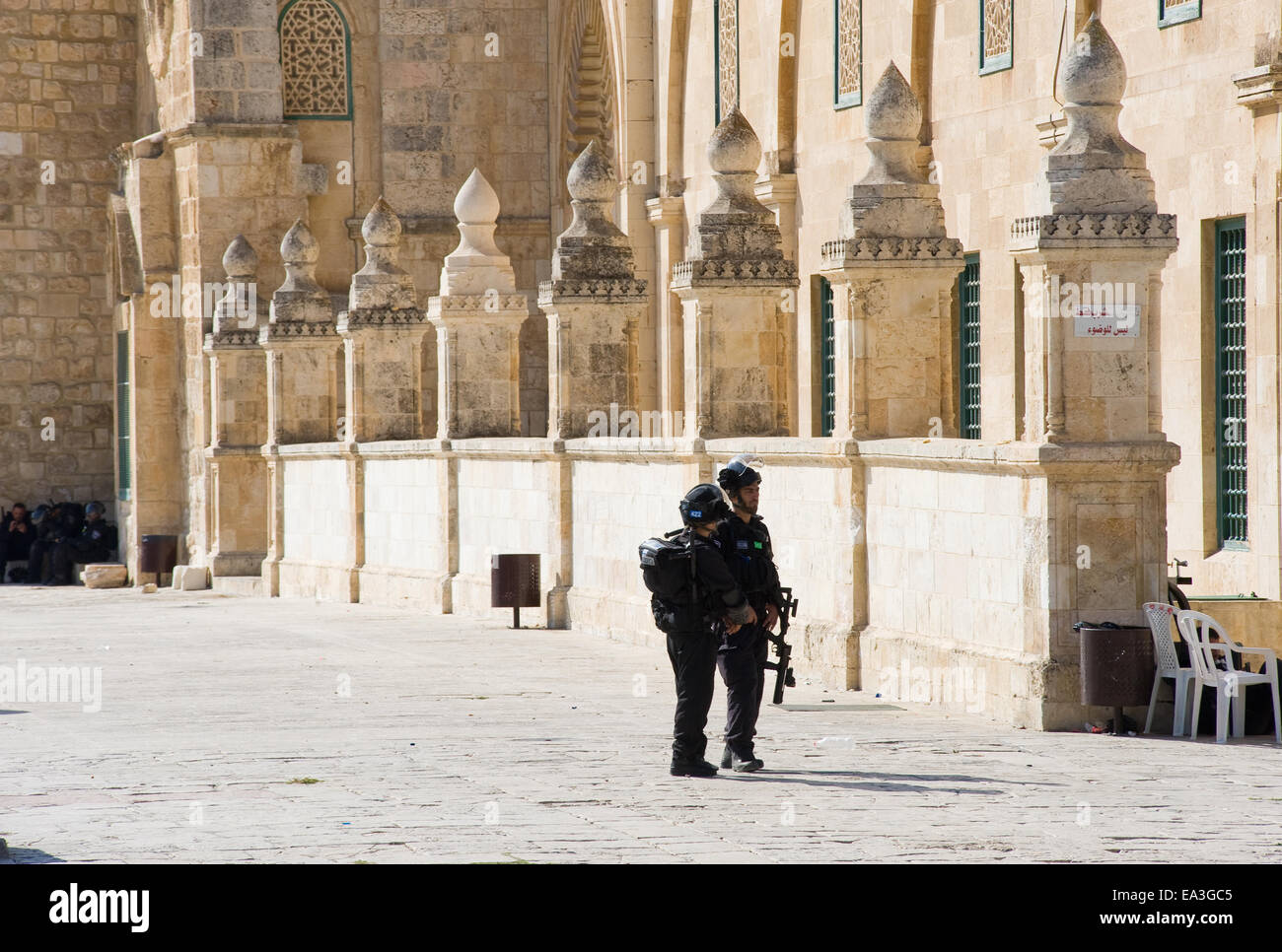 Militari israeliane di polizia di sicurezza nella parte orientale di al-Aqsa mosque sul tempio-piazza di Gerusalemme Foto Stock