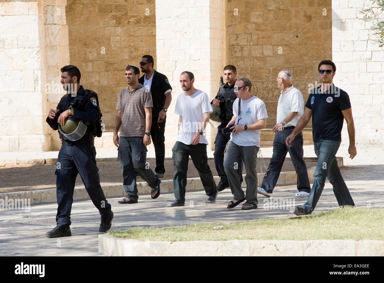 Gli ebrei protetti da agenti di sicurezza sono a piedi sul tempio-quadrato e desidera pregare. Foto Stock
