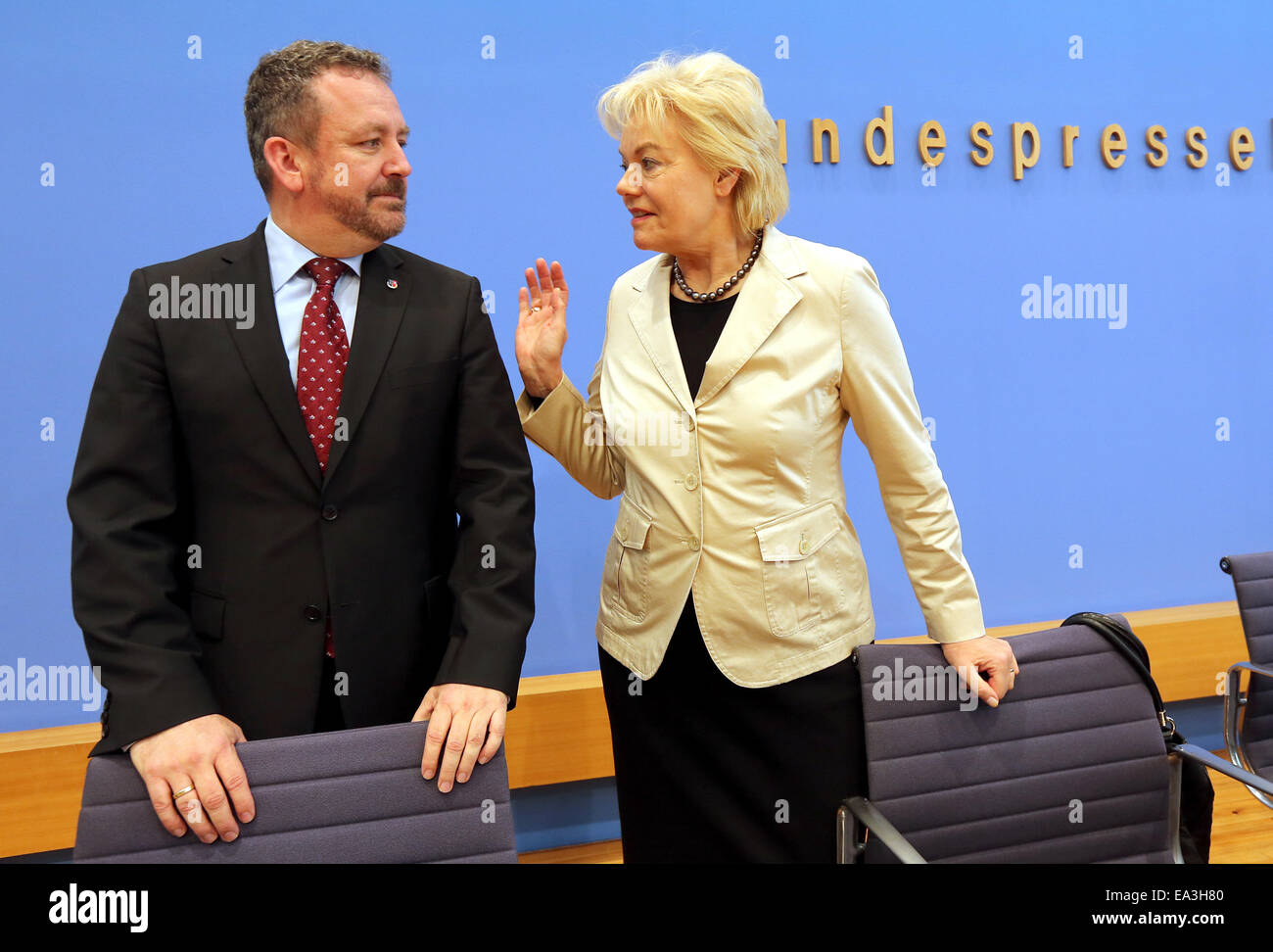 Berlino, Germania. 6 Nov, 2014. Presidente della Federazione dei profughi (BDV), Erika Steinbach, colloqui con il suo successore Bernd Fabritius durante una conferenza stampa presso la Bundespressekonferenz a Berlino, Germania, 06 novembre 2014. Il candidato ha discusso la situazione attuale dei tedeschi etnici forzatamente espulsi dopo la II Guerra Mondiale e le esperienze della BdV. Foto: WOLFGANG KUMM/dpa/Alamy Live News Foto Stock