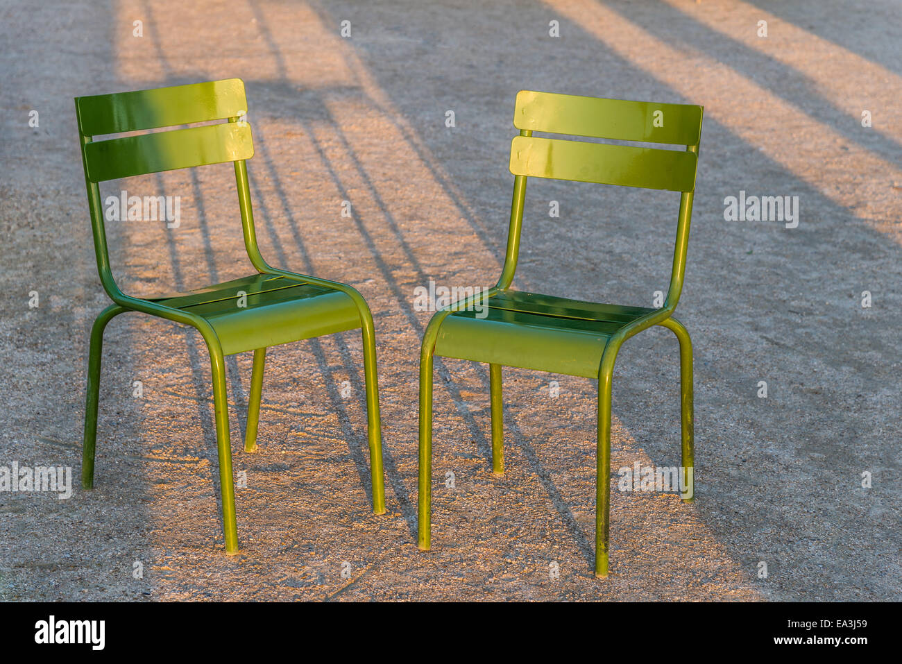 Due sedie verde fianco a fianco nel sole di sera nel Giardino delle Tuileries Parigi Francia. Foto Stock