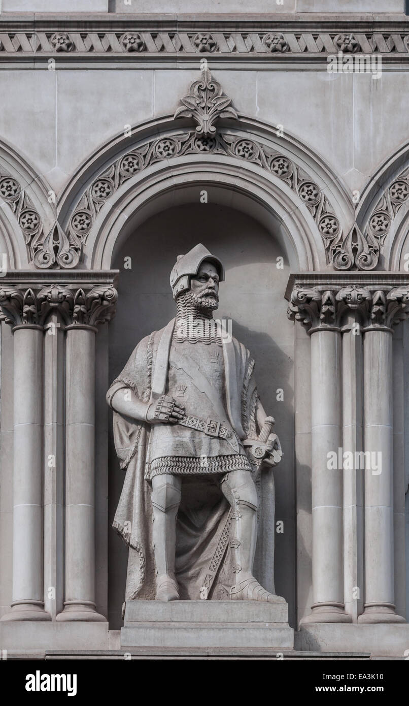 Una immagine in bianco e nero di una statua di un edificio a Holborn Viaduct Londra Inghilterra. Foto Stock