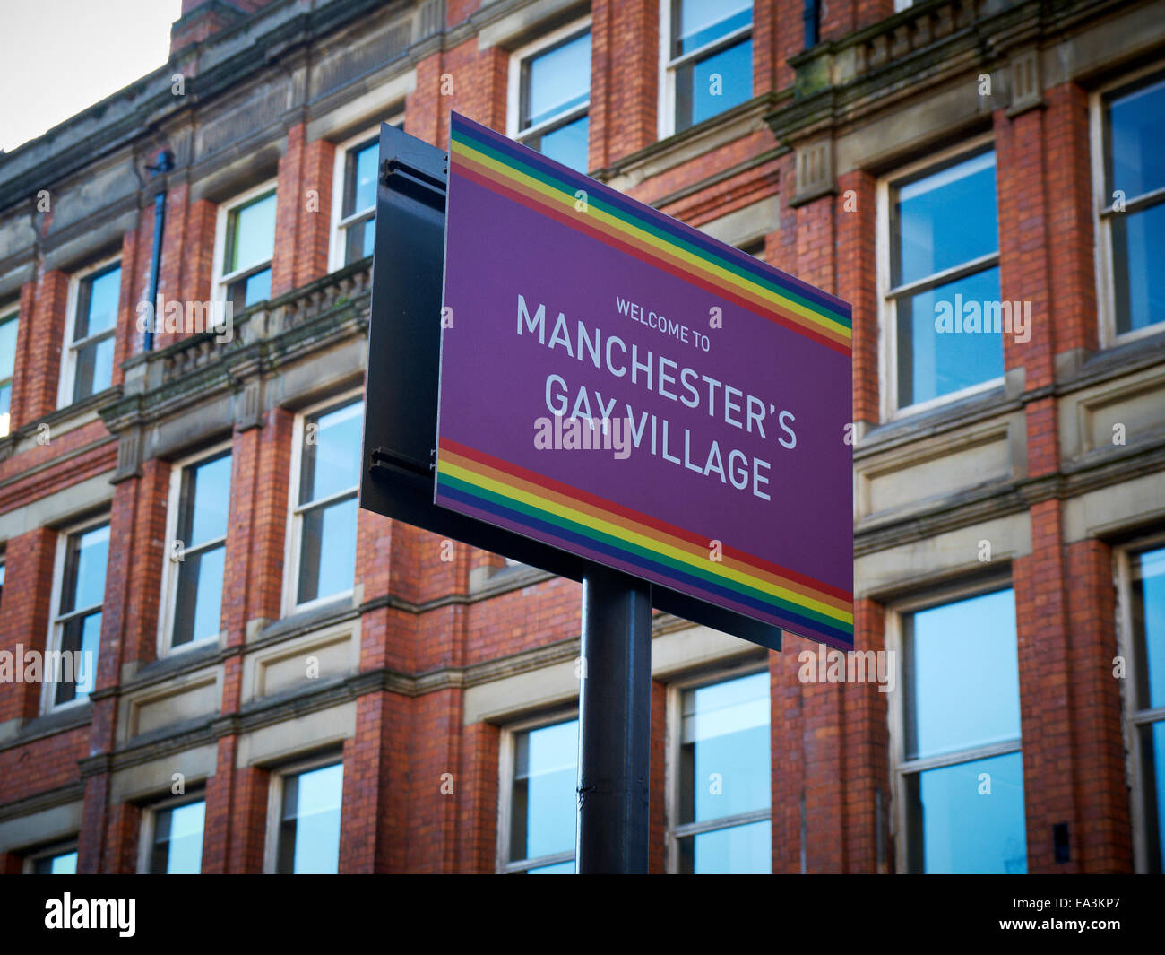 Benvenuti a Manchester il villaggio gay segno su Princess Street Manchester REGNO UNITO Foto Stock