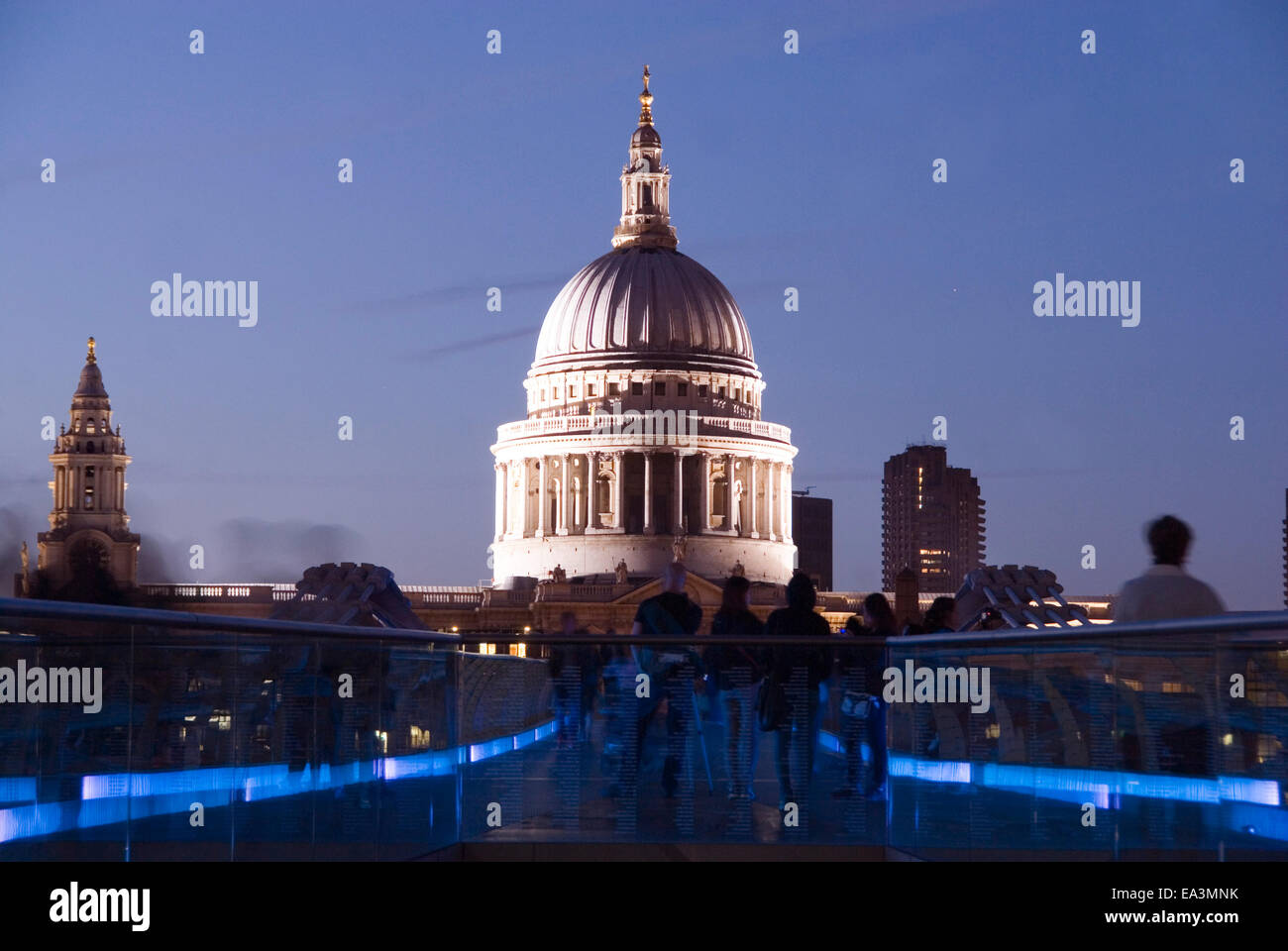 Londra 19 Ago 2013 : Saint Paul Cathedral cupola illuminata di notte da un blu accesa Millennium Bridge, London, Regno Unito Foto Stock