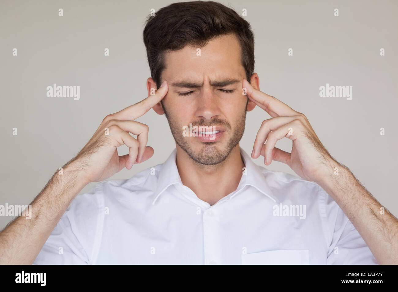 Casual uomo d affari ottenendo un mal di testa Foto Stock