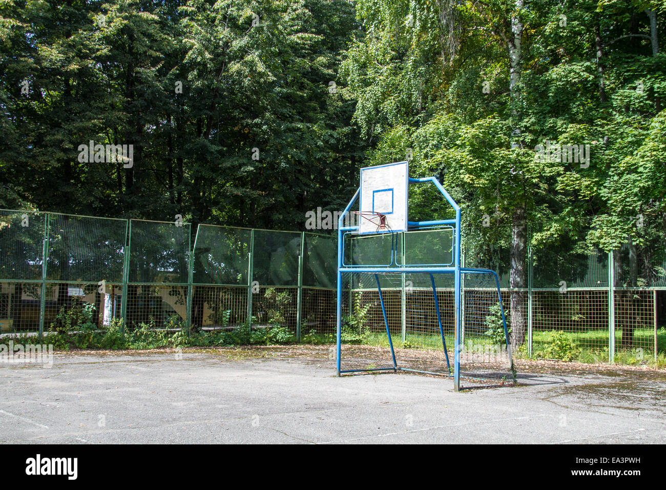 Parco giochi di pallacanestro in posizione di parcheggio Foto Stock