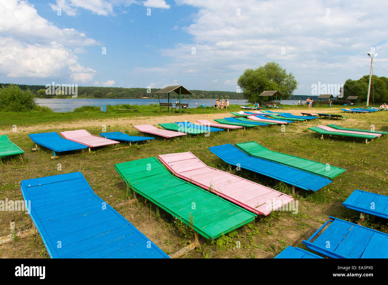 Sedie a sdraio sulla spiaggia del fiume Volga, Regione di Tver, Russia Foto Stock
