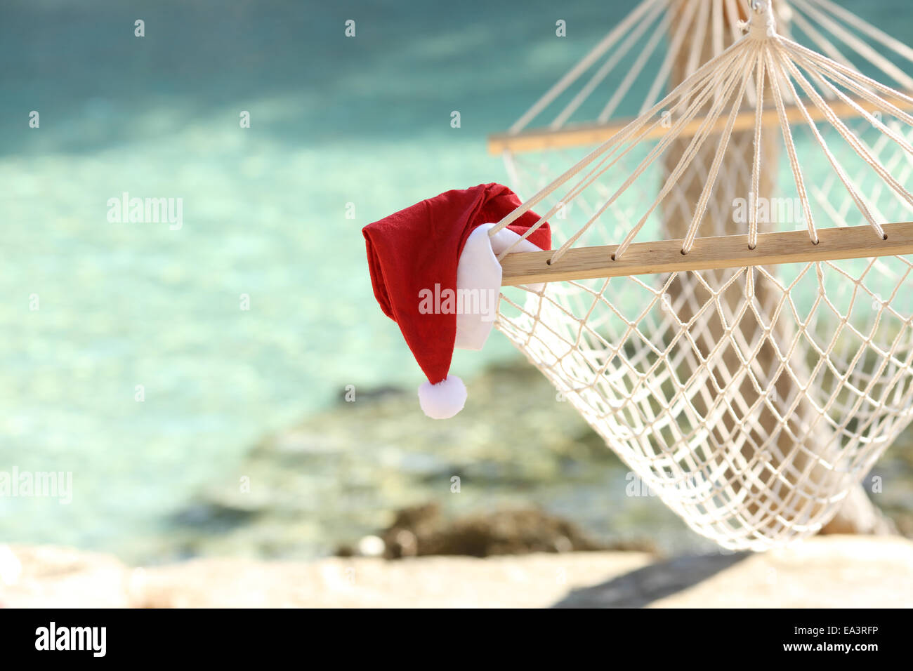 Amaca su una spiaggia tropicale resort in vacanze di Natale con l'acqua di mare in background Foto Stock