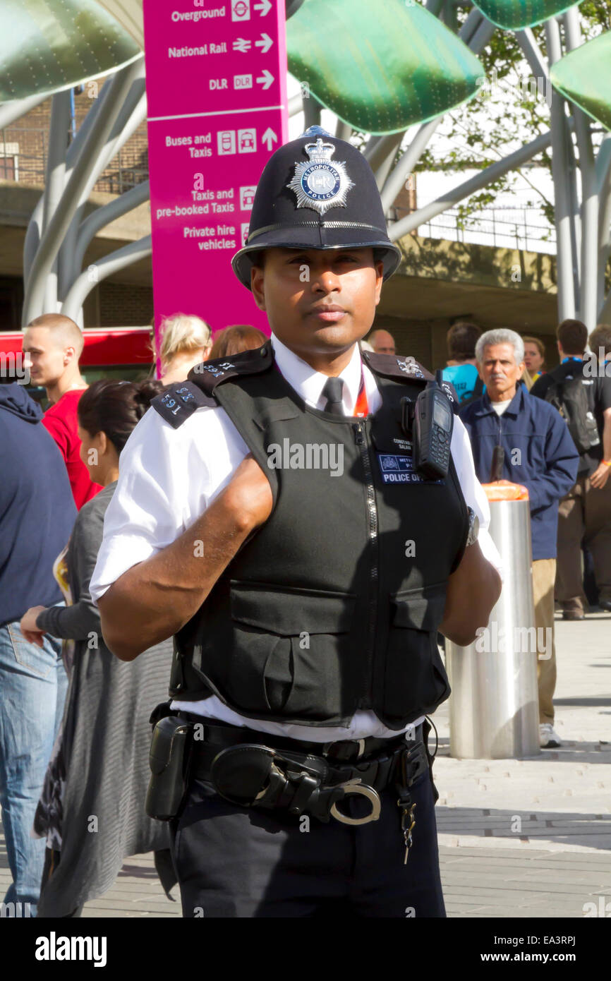 Un poliziotto di Londra sul dovere al di fuori di Stratford della stazione della metropolitana e ferroviaria. Foto Stock