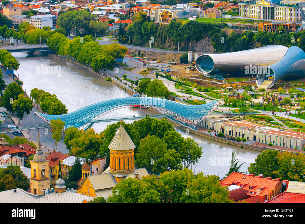 Bella vista del fiume e del Ponte della Pace a Tbilisi, Georgia Foto Stock