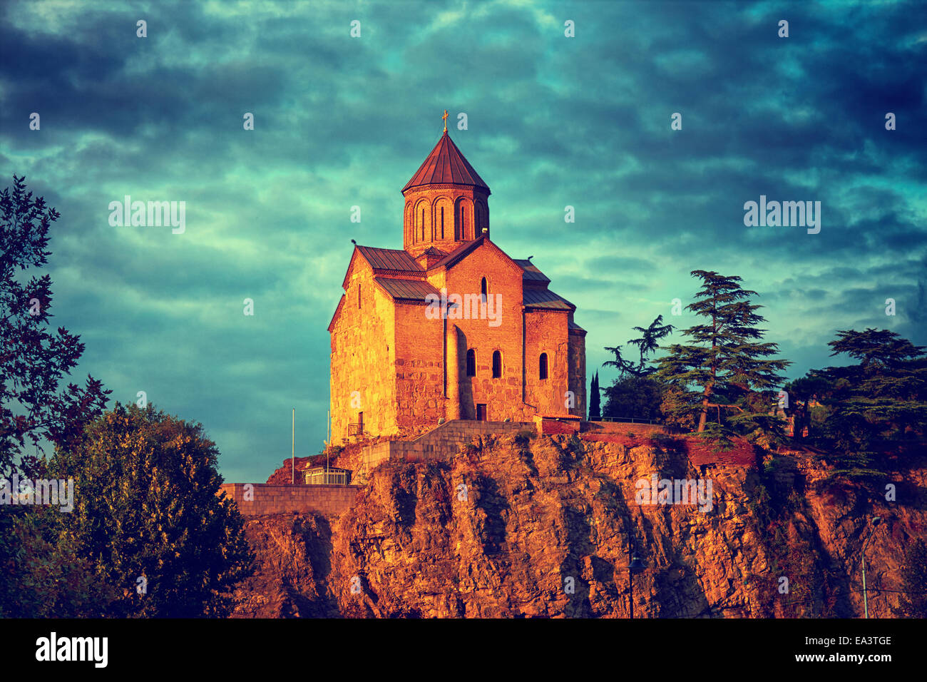 Chiesa di Metekhi al tramonto a Tbilisi, Georgia Foto Stock