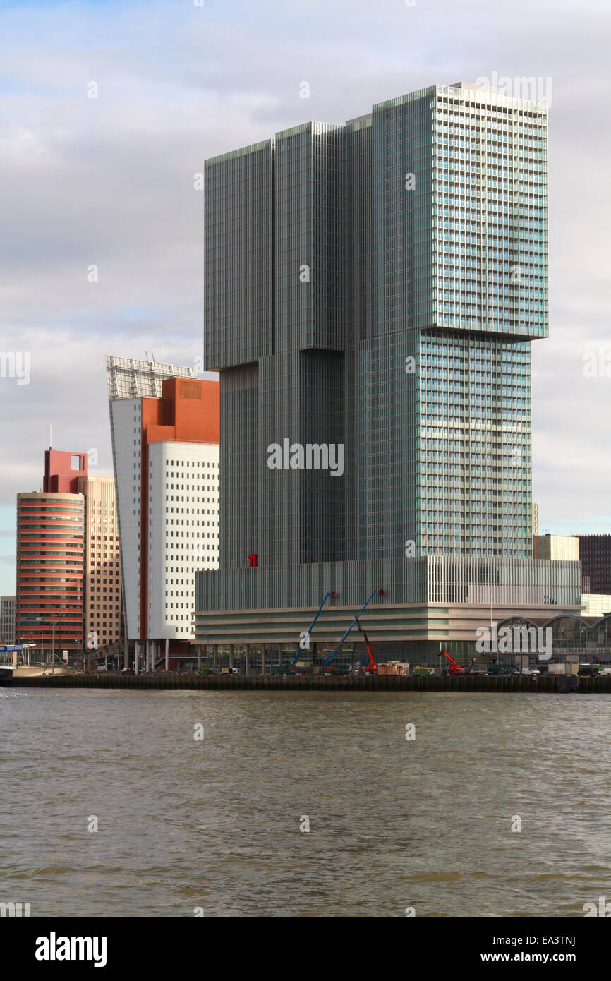 Tocchi di finitura sul nuovo grattacielo e la Rotterdam. È il più grande edificio in Paesi Bassi Foto Stock