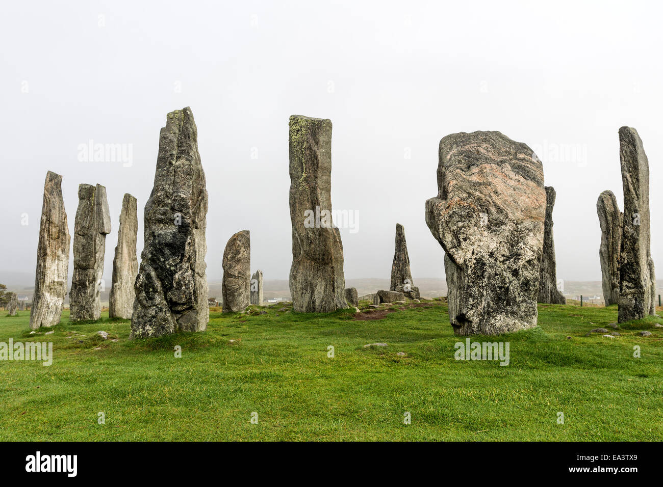 La nebbia che spazia sulla Callanish Standing Stones, isola di Lewis Ebridi Scozia UK Foto Stock