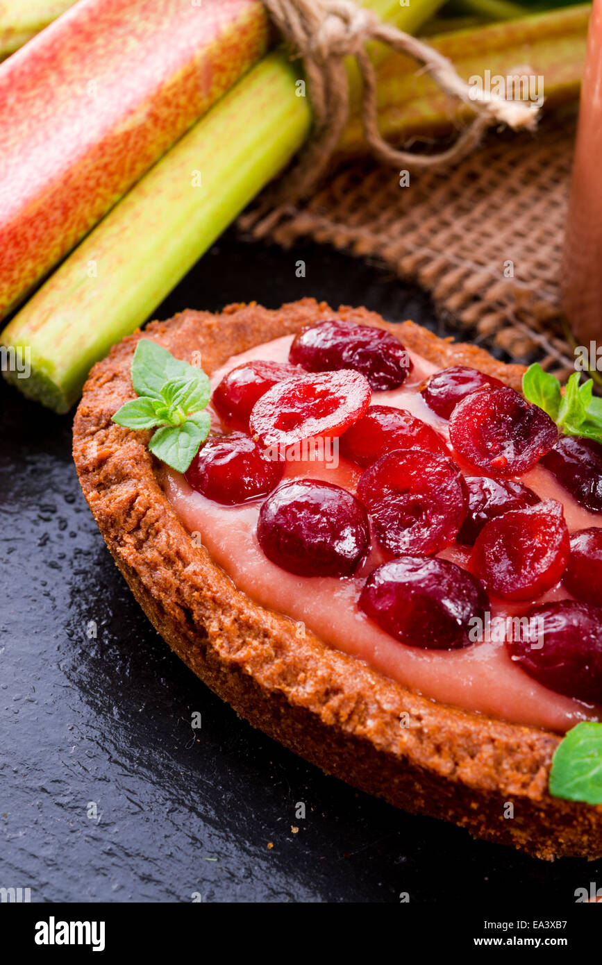 Rabarbaro tartelette con mirtillo palustre Foto Stock