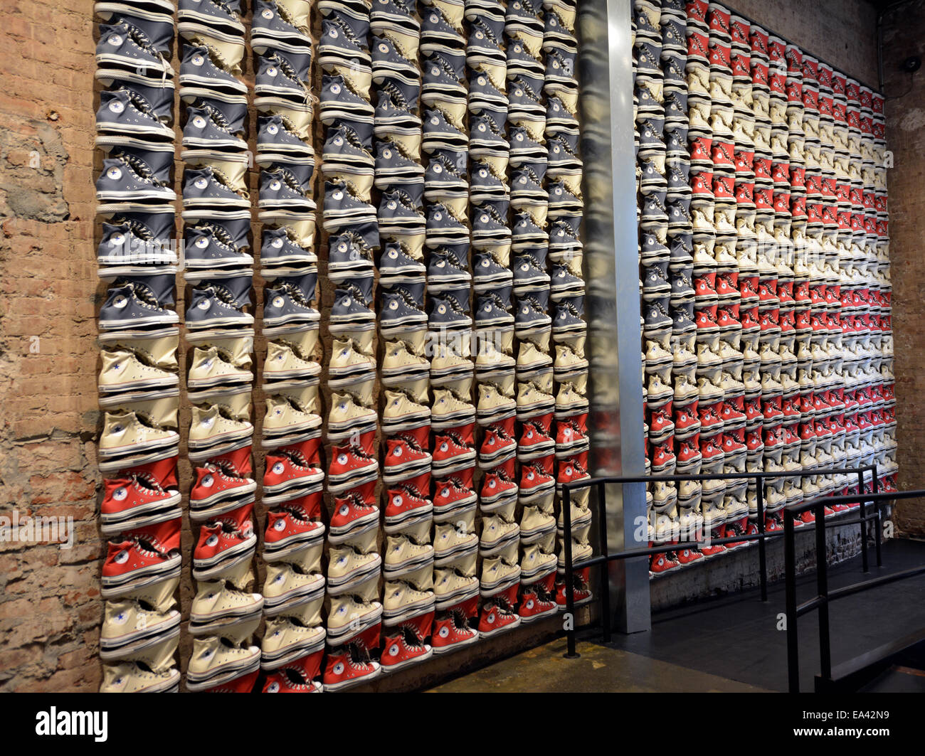 Converse sneakers stabilite nel modello di una bandiera americana alla Converse store su Broadway in Greenwich Village di New York City. Foto Stock